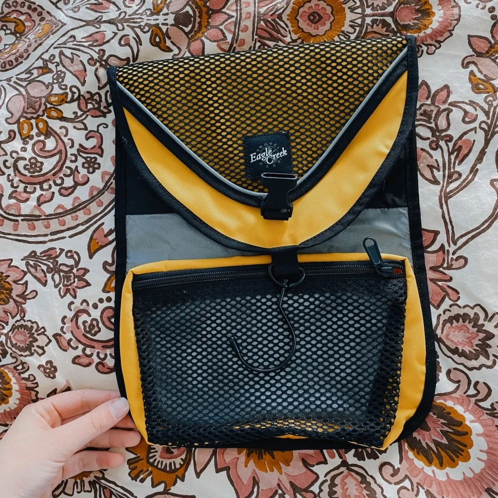 Travel hanging toiletry bag